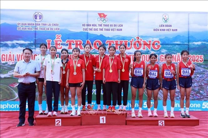 Ban tổ chức trao huy chương cho các vận động viên đạt thành tích cao nội tiếp sức lứa tuổi sinh năm 2010 - 2013.