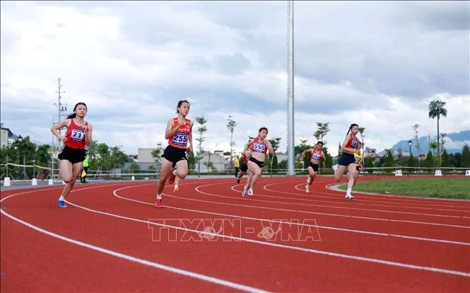Các vận động viên thi đấu vòng chung 200m nữ lứa tuổi sinh năm 2008 - 2009.