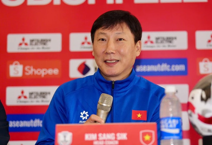 HLV Kim Sang Sik vui mừng với thành tích đạt được cùng ĐT Việt Nam.