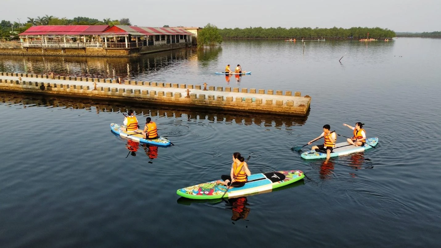 Với chiều dài 68km trải dài theo bờ biển, hệ đầm phá Tam Giang - Cầu Hai có tổng diện tích mặt nước 216km2. Hệ đầm phá nước lợ lớn nhất Đông Nam Á này gồm có 3 đầm phá hợp thành là phá Tam Giang, đầm Thuỷ Tú và đầm Cầu Hai.