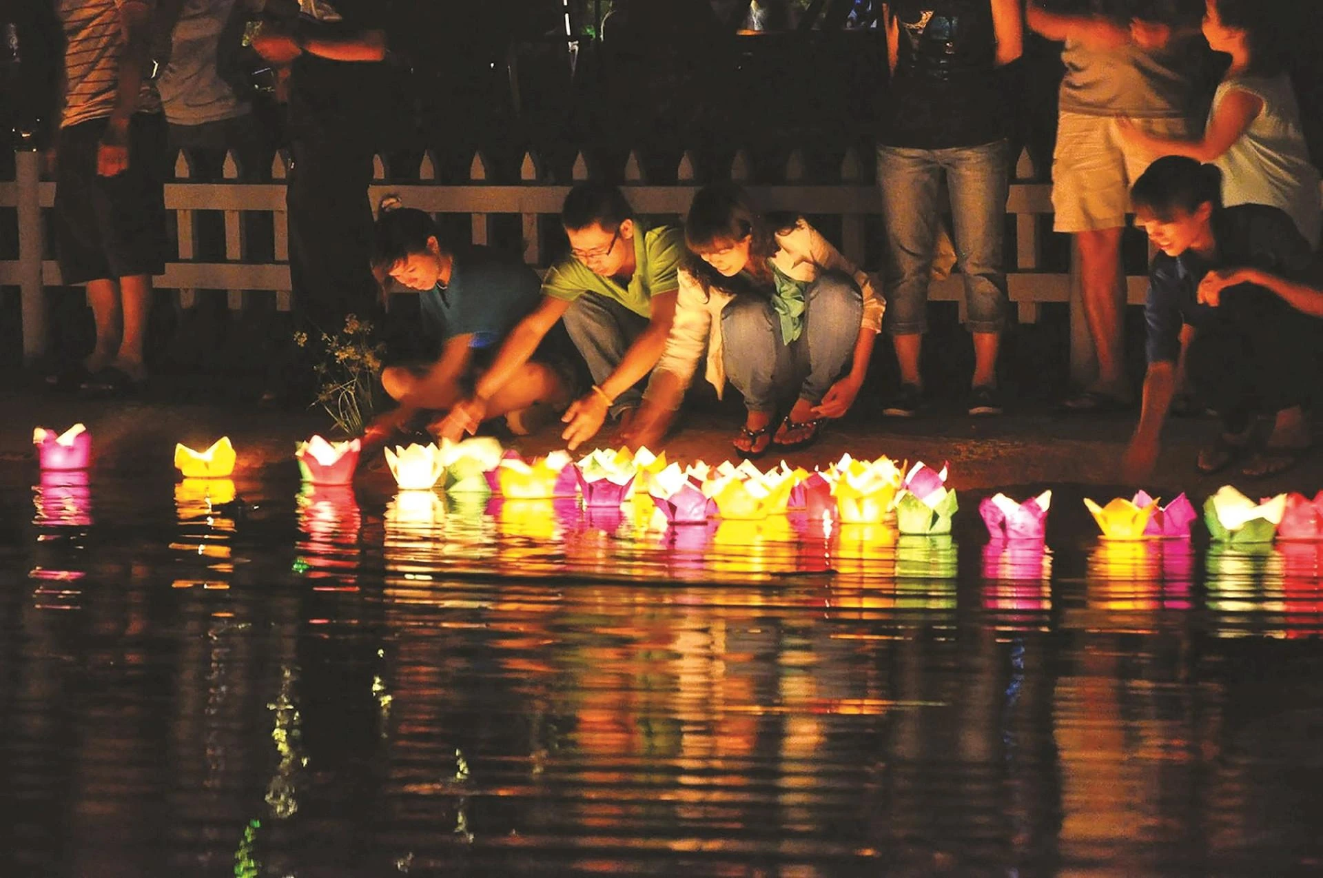 Thả hoa đăng trong lễ Vu Lan.