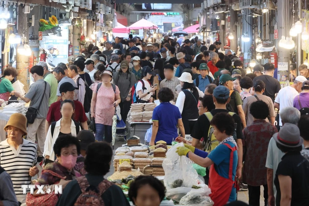Người dân mua sắm để chuẩn bị cho dịp lễ Chuseok (Rằm Trung Thu) tại khu chợ ở Seoul, Hàn Quốc, ngày 6/9/2024.