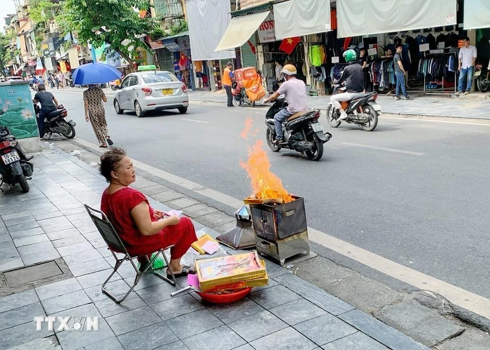 Người dân hóa vàng trên phố Hàng Đào.