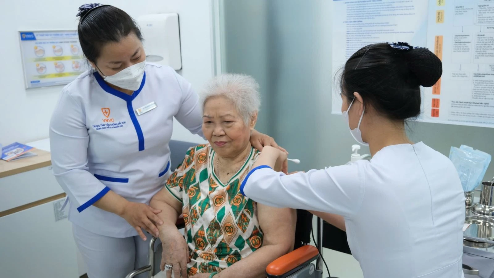 Vaccine zona thần kinh có hiệu quả phòng ngừa zona thần kinh lên đến 97% ở người từ 50 tuổi trở lên. Ảnh: VNVC