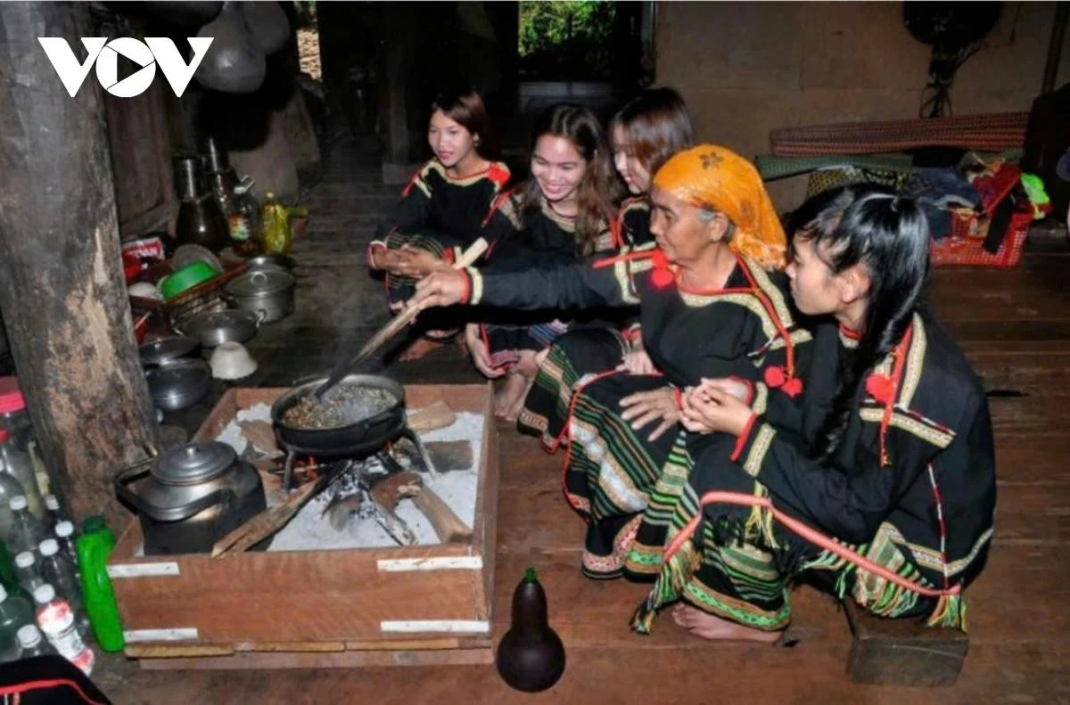 Cà phê kể câu chuyện về văn hóa, về bàn tay khéo léo và sự tần tảo của những người mẹ, người chị nơi buôn làng.