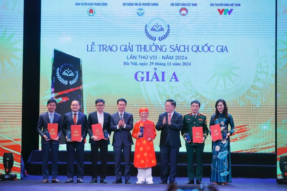 Bộ trưởng Bộ Thông tin và Truyền thông Nguyễn Mạnh Hùng và Trưởng Ban Tuyên giáo Trung ương Nguyễn Trọng Nghĩa trao Giải A cho các tác giả.