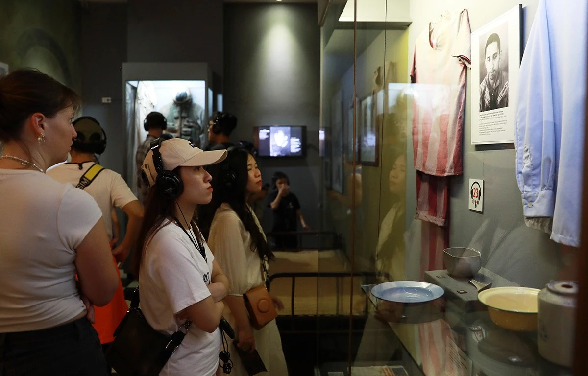 Chị Nguyễn Hồng Anh (thành phố Hồ Chí Minh) cho biết: “Tôi rất thích mùa thu nên lựa chọn ra Hà Nội chơi vào dịp này. Tôi thật sự xúc động khi tìm hiểu thông tin ở đây”.