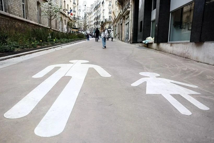Phố Rue Ferdinand Flocon, một trong những phố đi bộ ở Paris.