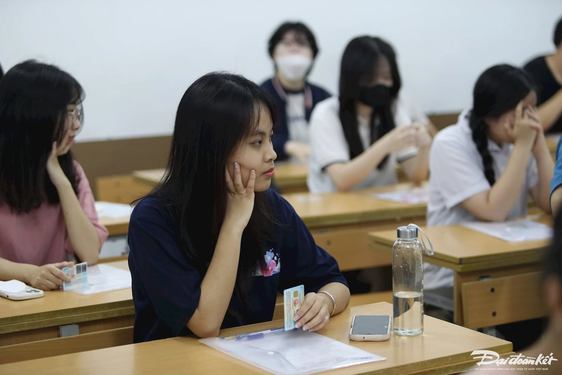 Thí sinh nghe phổ biến quy chế thi tốt nghiệp THPT năm 2024.