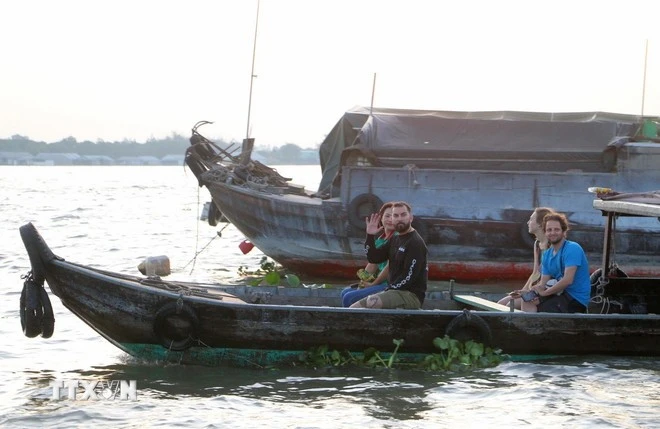 Du khách quốc tế trải nghiệm cuộc sống "thương hồ" của người dân Miền Tây ở Chợ nổi Long Xuyên.