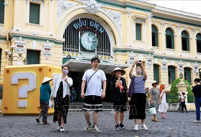 Du khách Hàn Quốc tham quan Bưu điện Trung tâm Thành phố Hồ Chí Minh.