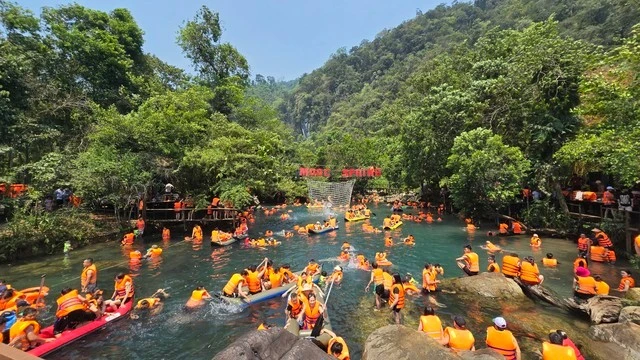 Suối Nước Moọc luôn kín khách đến tắm mát.