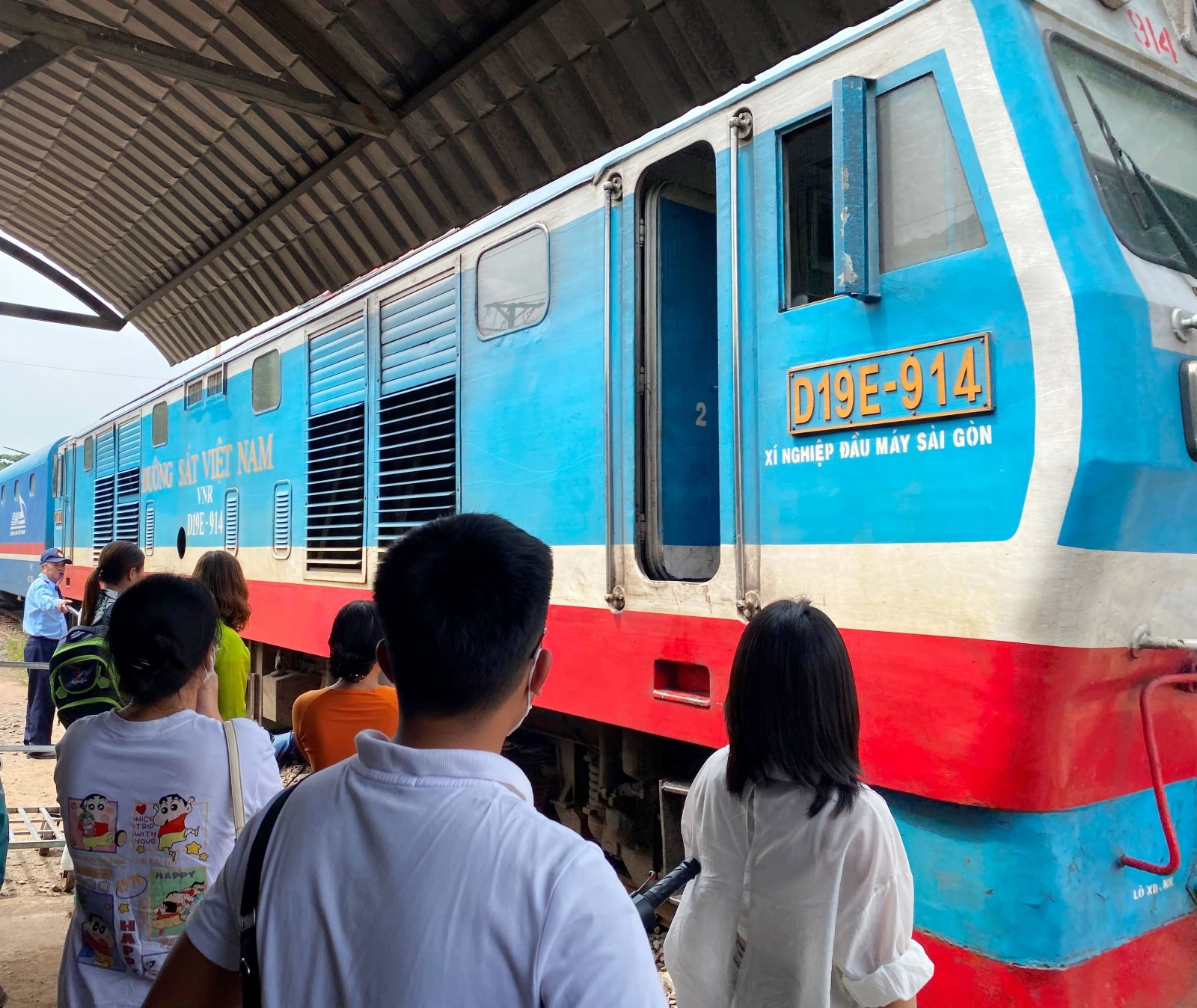 Hành khách chuẩn bị lên tàu.