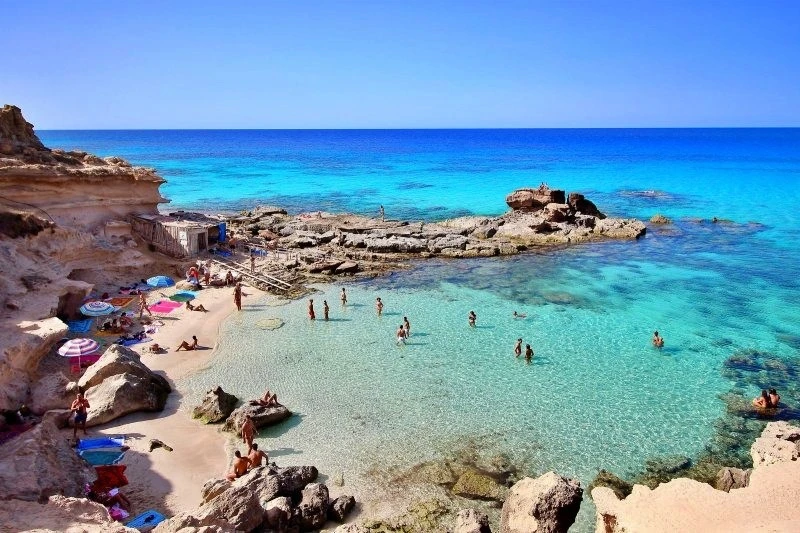 Bãi biển Dunas de Formentera tuyệt đẹp trên đảo Formentera thuộc Tây Ban Nha - nơi hấp dẫn du khách với những vẻ đẹp nguyên sơ, vừa được báo Anh Telegraph xếp thứ nhất trong Top "25 địa điểm bạn phải ghé thăm năm 2025".