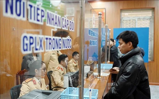 Sau khi hoàn tất các thủ tục và nộp lệ phí theo quy định, người dân sẽ được nhận giấy hẹn trả giấy phép lái xe. Trong 3 ngày làm việc, người dân sẽ nhận được giấy phép lái xe bản điện tử thông qua VNeID và 2 ngày sau sẽ nhận được giấy phép lái xe bản cứng.