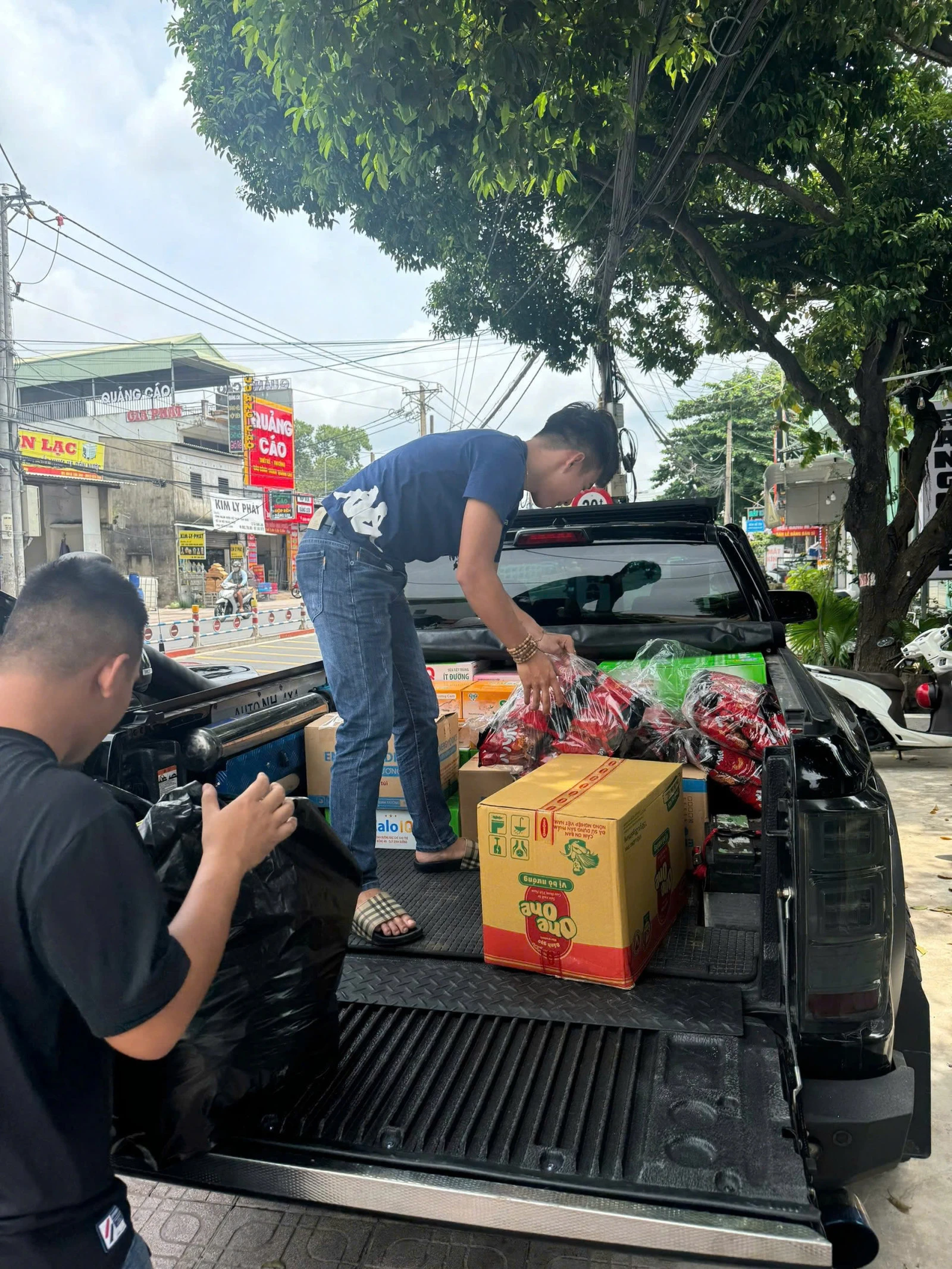 Sáng 11/9, các thành viên CLB Raptor Bình Dương chuyển hàng hóa lên xe để khởi hành ra Bắc hỗ trợ bà con bị ảnh hưởng do bão lũ.