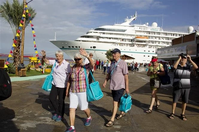 Khách du lịch châu Âu trên tàu Amadea tới cảng El Guamache ở Isla Margarita, bang Nueva Esparta, Venezuela.