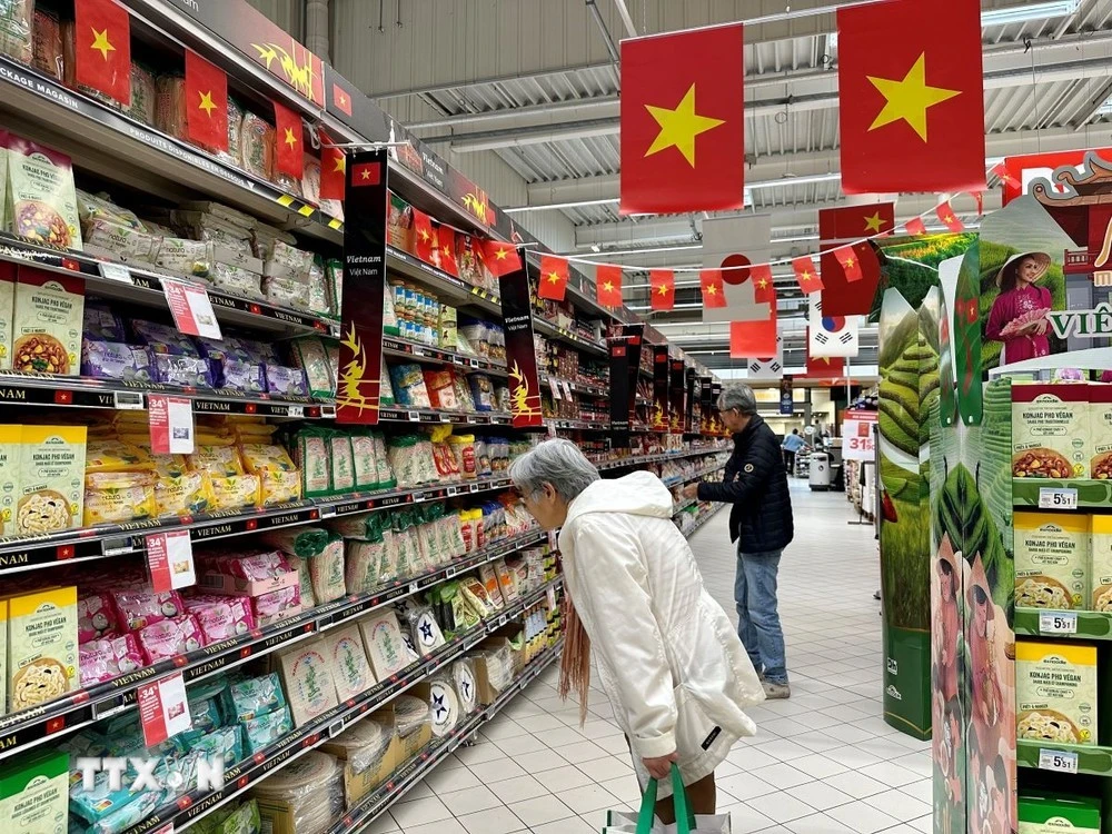 Khách hàng đang chọn mua sản phẩm Việt Nam.