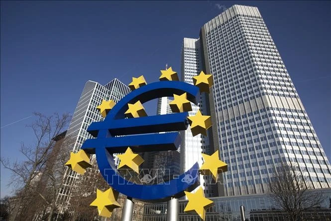 Biểu tượng đồng Euro tại Frankfurt, Đức.