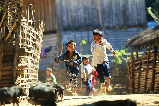 Niềm vui của những đứa trẻ vùng cao là được chạy nhảy vui chơi cùng bạn bè.