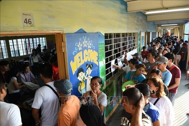 Cử tri xếp hàng chờ bỏ phiếu tại điểm bầu cử ở Manila, Philippines ngày 13/5/2019. Ảnh tư liệu
