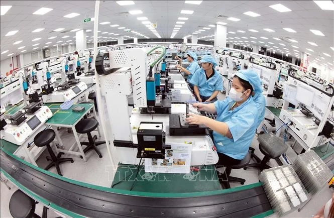 Công ty TNHH Khvatec Thái Nguyên (vốn đầu tư của Hàn Quốc) tại KCN Yên Bình, thành phố Phổ Yên chuyên dập, đúc, mạ, lắp ráp các linh kiện điện tử phục vụ cho ngành công nghiệp điện tử.