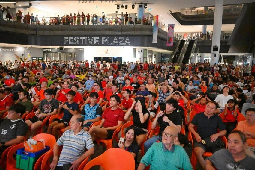 Nỗi thất vọng của CĐV Singapore khi Những chú sư tử để thua 2 bàn vào cuối trận.