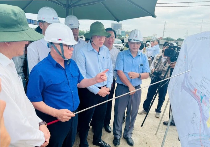 Bí thư Tỉnh ủy Nguyễn Văn Lợi và đoàn công tác tỉnh kiểm tra tiến độ thi công đường Vành đai 3.