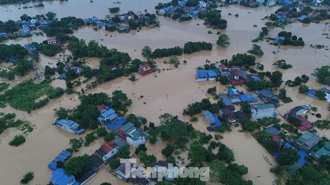 Nhà cửa chìm trong nước, nhiều nơi lũ xóa sổ nhà cửa hoàn toàn.
