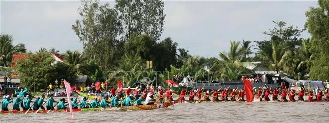 Các đội đua ghe Ngo tranh tài.