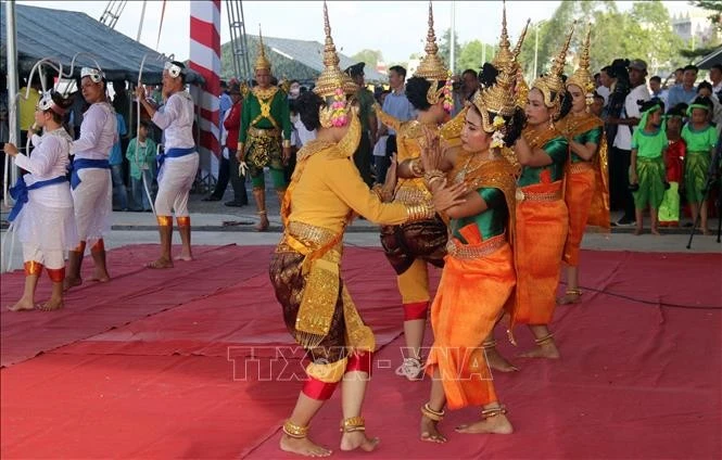Đoàn nghệ thuật Khmer Kiên Giang biểu diễn tại ngày hội.