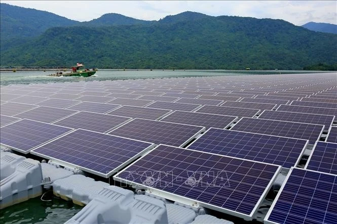 Những tấm pin mặt trời của nhà máy điện mặt trời nổi đang được lắp đặt trên mặt hồ thủy điện Đa Mi (tỉnh Bình Thuận, Việt Nam).