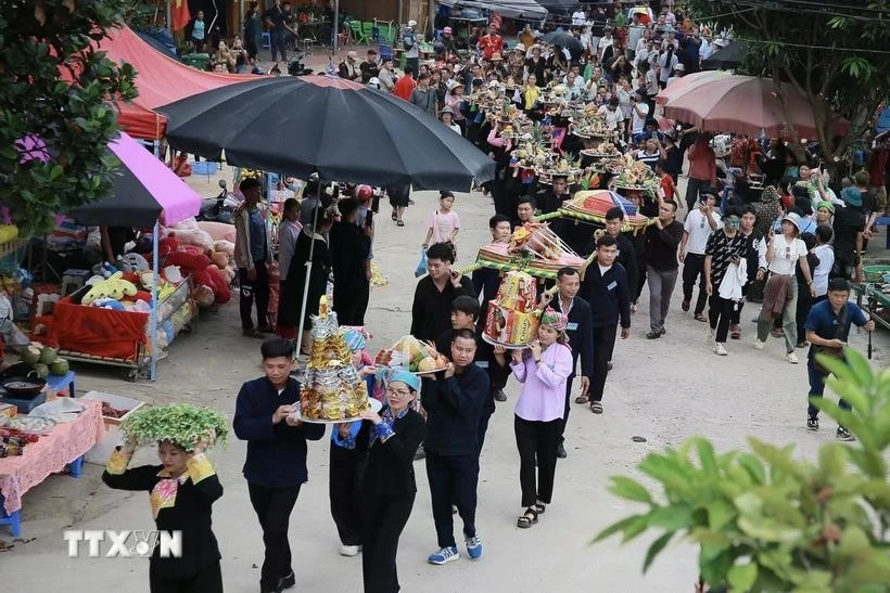 Phần lễ của chợ tình, người dân Khau Vai sẽ dâng lễ lên miếu Ông, miếu Bà như để nhớ về nguồn cội, những người khai đất khai hoang ra bản làng Khau Vai và để tôn vinh tình yêu lứa đôi.