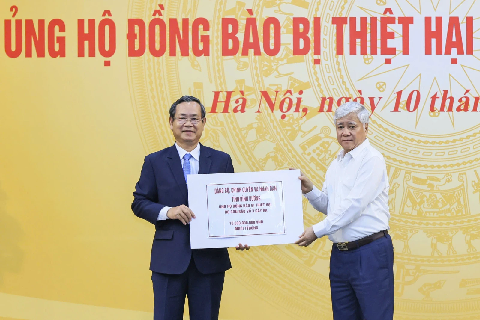 Thay mặt Đảng bộ, chính quyền và nhân dân Bình Dương, ông Nguyễn Văn Dành, Chủ tịch Ủy ban MTTQ Việt Nam tỉnh, Phó Chủ tịch UBND tỉnh, trao bảng tượng trưng ủng hộ 10 tỷ đồng cho đồng bào bị thiệt hại do bão số 3 gây ra