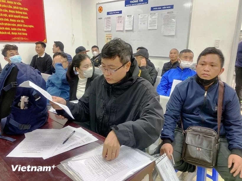 Người dân làm thủ tục hồ sơ để đổi bằng lái xe tại bộ phận một cửa.