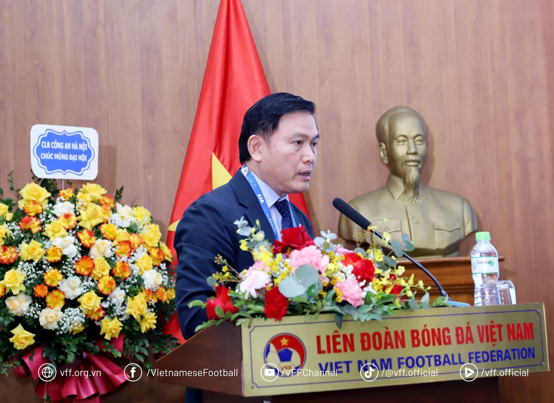 Ông Trần Anh Tú - Phó Chủ tịch VFF báo cáo công tác chuyên môn. Ảnh VFF