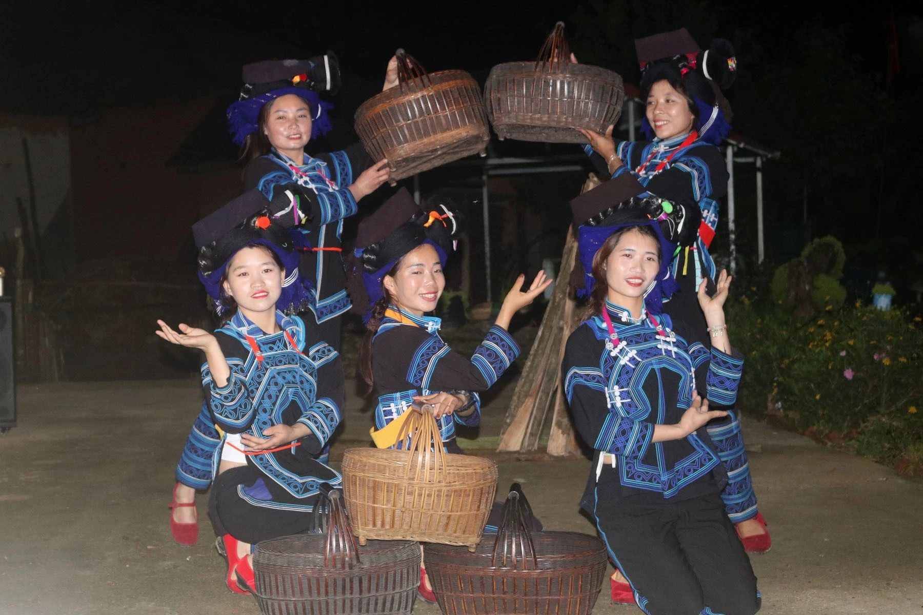 doi-van-nghe-thon-choan-then-bieu-dien-phuc-vu-khach-du-lich.jpg