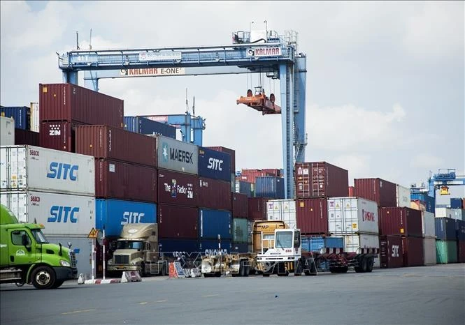 Bốc xếp container hàng hóa tại Cảng Cát Lái (Thành phố Hồ Chí Minh).