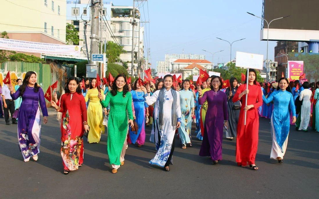 Bà Đỗ Thị Thu Thảo, Phó Chủ tịch Thường trực Hội LHPN Việt Nam (giữa) và các đại biểu diễu hành, tôn vinh áo dài truyền thống Việt Nam trong sự kiện diễn ra sáng 1/3 tại An Giang.