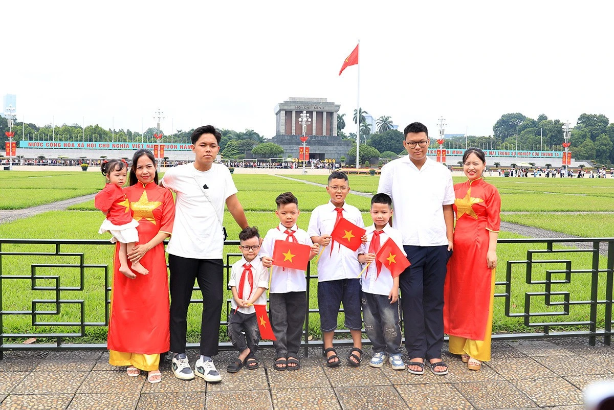 Dịp này, nhiều người chọn mặc áo mang màu đỏ, sao vàng trước ngực để hưởng ứng ngày lễ trọng đại của dân tộc.