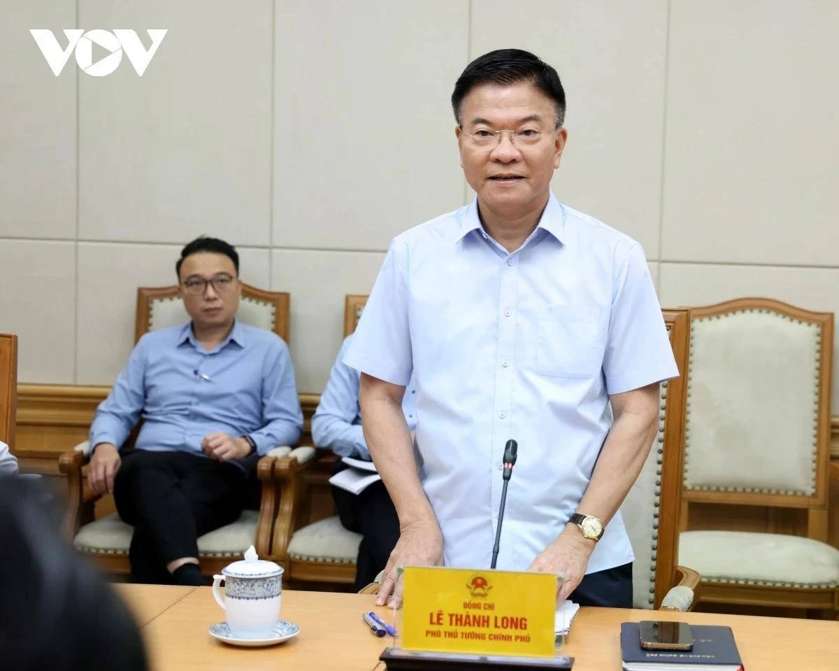 PTT Lê Thành Long phát biểu tại cuộc họp.