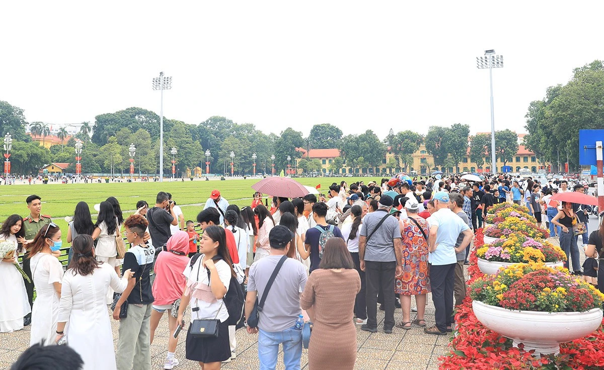 Người dân không ngừng đổ về Quảng trường Ba Đình để vui chơi, cảm nhận không khí mùa thu tháng 8 lịch sử.