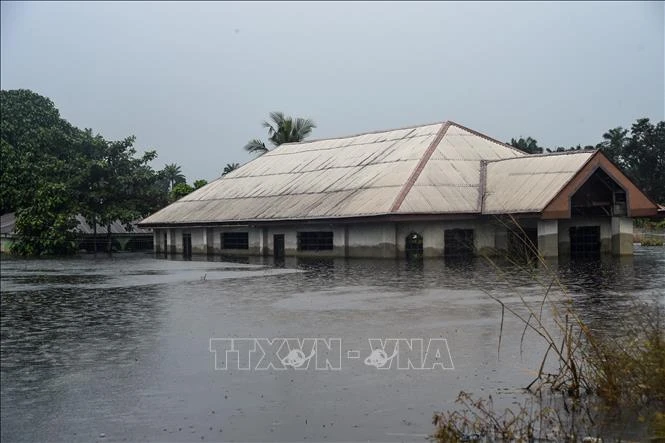 Nhiều ngôi nhà bị ngập trong nước lũ tại Ahoada, Nigeria.