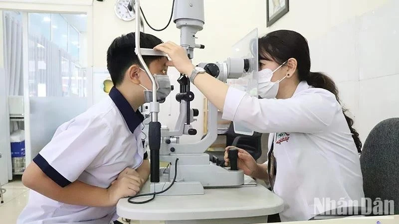 Khám bệnh mắt cho trẻ em tại Bệnh viện Mắt tỉnh Đắk Lắk.