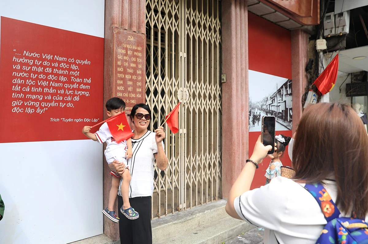 Ngôi nhà số 48 Hàng Ngang (quận Hoàn Kiếm) là một địa chỉ thu hút được đông đảo người dân đến tham quan dịp này. Bà Dương Thị Lan (quận Hoàng Mai) chia sẻ: “Rất lâu rồi, gia đình tôi mới có dịp đi thăm các di tích lịch sử của Hà Nội. Di tích 48 Hàng Ngang là điểm dừng chân đầu tiên của chúng tôi bởi đây là nơi Bác viết Tuyên ngôn Độc lập khai sinh ra nước Việt Nam Dân chủ cộng hòa”.