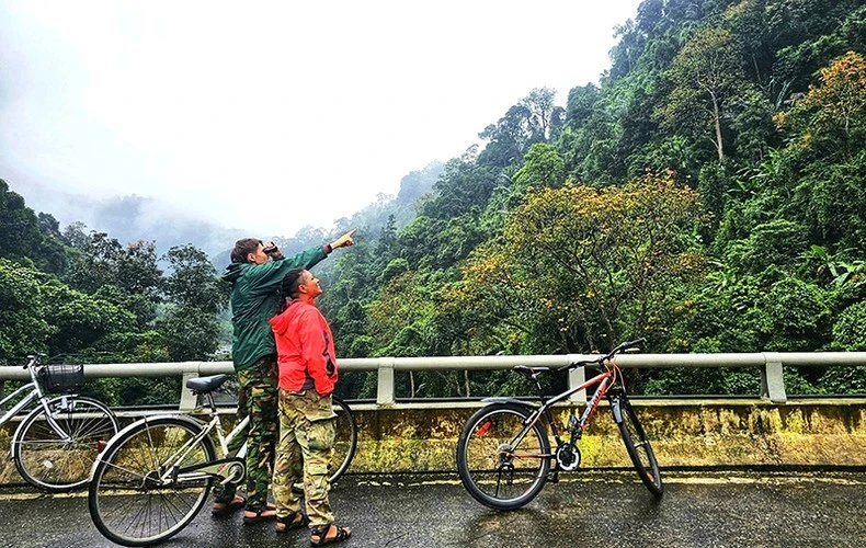 Khách nước ngoài đạp xe, quan sát động vật ở Khu dự trữ thiên nhiên Động Châu - Khe Nước Trong, tỉnh Quảng Bình.