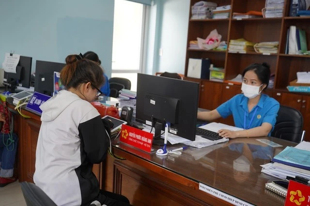 Ngoài các chính sách chung của BHXH thì Nhà nước cần bố trí thêm nguồn ngân sách để hỗ trợ cho người lao động "xoay xở" thích ứng tìm việc làm (Ảnh minh họa).