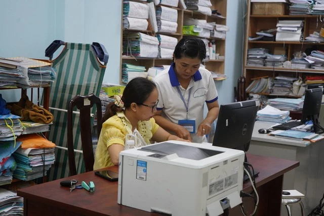Khi thực hiện tinh giản biên chế, bên cạnh những người đang nắm giữ chức vụ thì có không ít người lao động là công chức, viên chức tuổi đời còn trẻ sẽ rơi vào tình trạng mất việc (Ảnh minh họa).