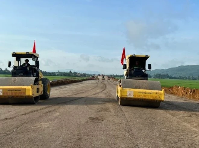 Nhà thầu thi công nền đường tại một dự án đường bộ cao tốc.