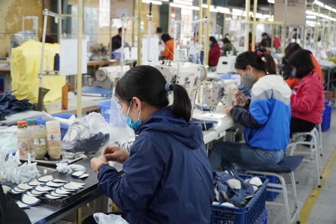 Sản xuất giày da xuất khẩu tại Công ty Trách nhiệm hữu hạn Hóa Dệt Hà Tây.